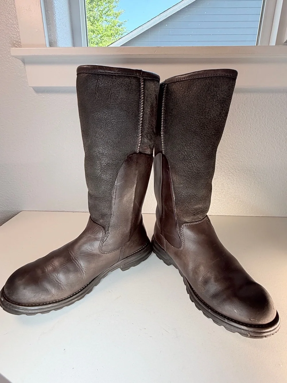 UGG Australia womens Sheepskin Lined Brown Leather Winter Boots Size 9